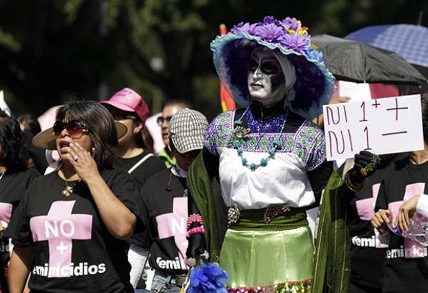 Marchan contra feminicidios en Puebla