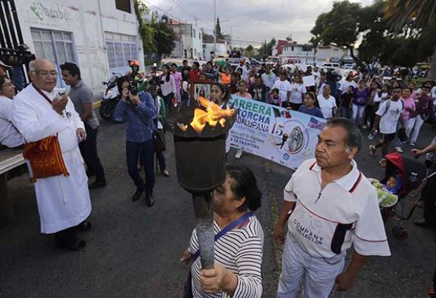 Antorcha Guadalupana pasa por Puebla; participantes llaman a votar contra Trump