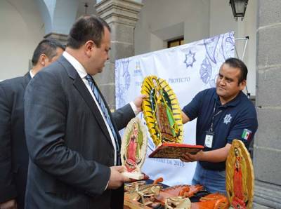 Ponen a la venta artesanías elaboradas por presos de Puebla