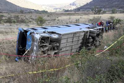 Un muerto y 14 heridos al volcar autobús en Cañada Morelos