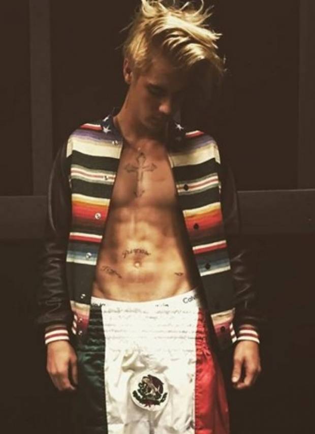 Justin Bieber causó polémica al usar shorts con bandera mexicana