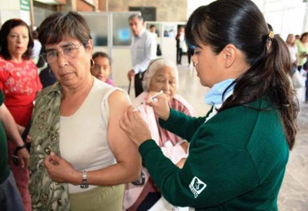 IMSS aplicó más de 620 mil vacunas contra influenza en Puebla