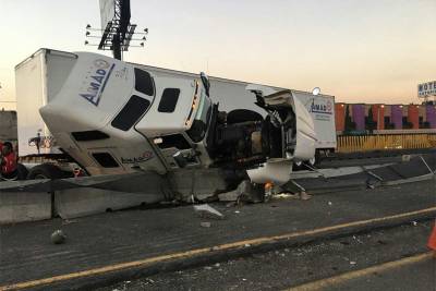 Tráiler vuelca e interrumpe tránsito en la autopista México-Puebla