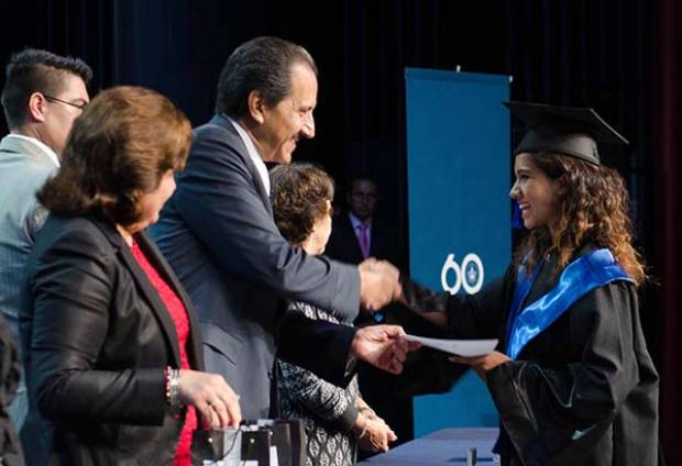 Rector de la BUAP asiste a graduación de alumnos de la preparatoria “2 de Octubre de 1968”