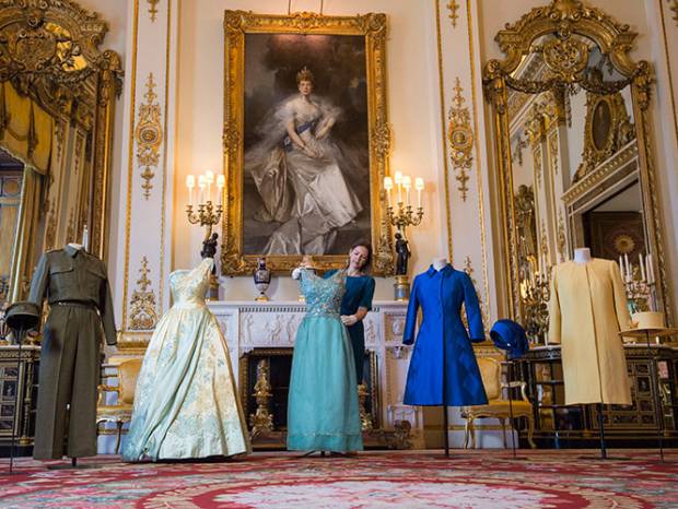 Preparan exposición con guardarropa de la reina Isabel II