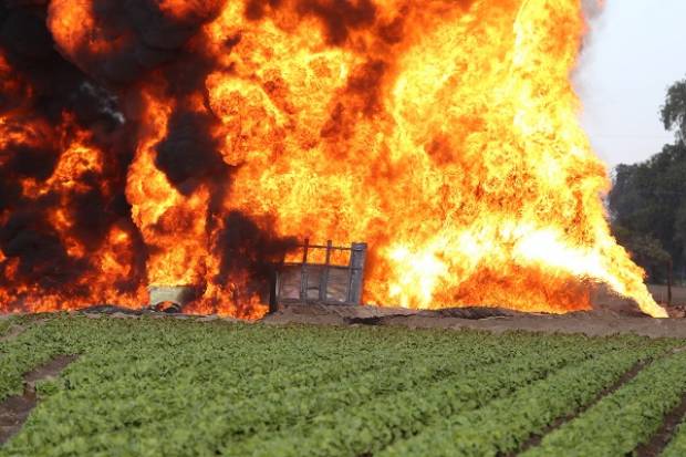 Pemex atendió derrame de combustible e incendio en Palmarito Tochapan