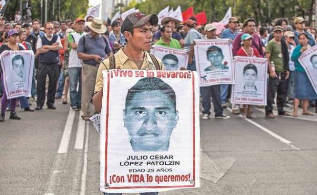 Padres de los 43 normalistas marcharán a Los Pinos el jueves