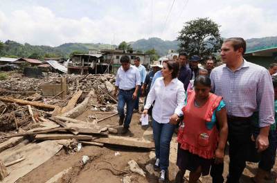 RMV y Robles supervisan el albergue y las viviendas afectadas en Tlaola