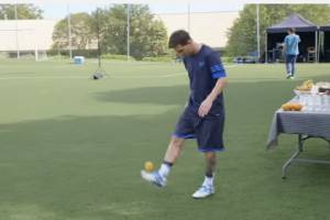 VIDEO: Messi derrocha técnica dominando una naranja