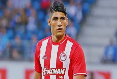 Alan Pulido podría enrolarse a Chivas en las próximas horas