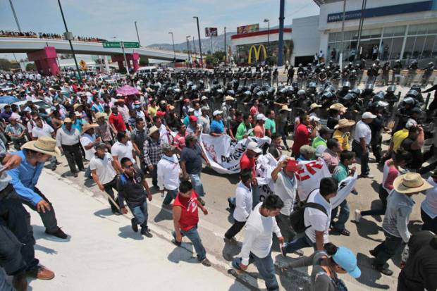 Suman 73 detenidos por bloqueo a la autopista del Sol en Chilpancingo