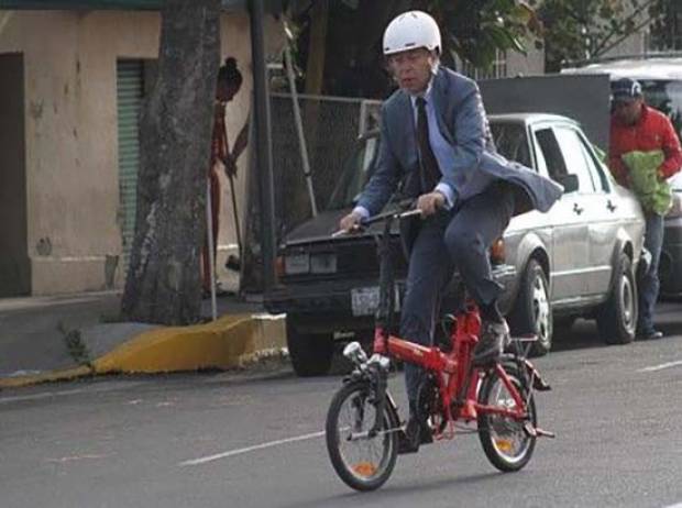 César Camacho llega en bicicleta a San Lázaro pero sale en camioneta