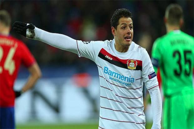 Chicharito sigue sin anotar y se enoja en empate del Leverkusen en Champions