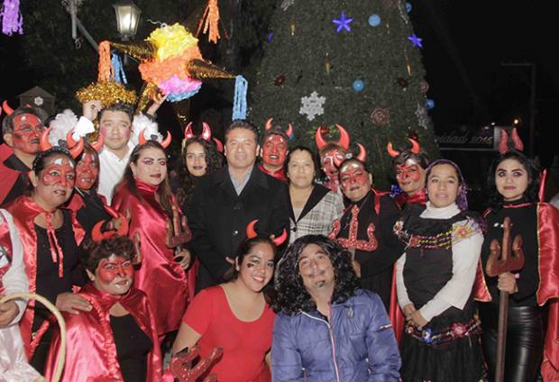 En San Andrés Cholula, Leoncio Paisano enciende árbol de Navidad