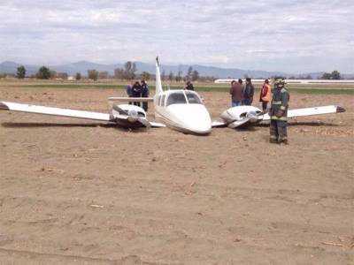 VIDEO: Avioneta aterriza de emergencia en campos de cultivo de Puebla