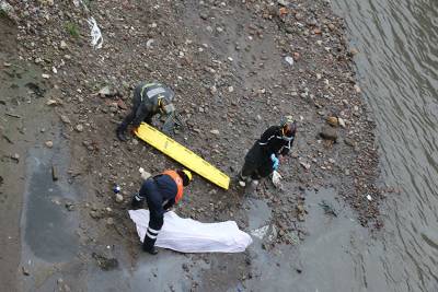 FOTOS: Mujer se suicida arrojándose al río Atoyac desde el Puente México