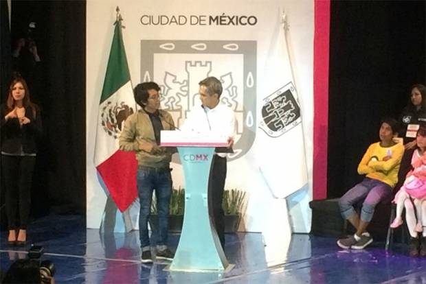 VIDEO: Joven toma micrófono de Mancera y le llama fascista