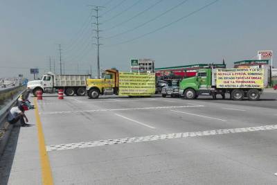 Transportistas cierran Periférico de Puebla por adeudos de constructora