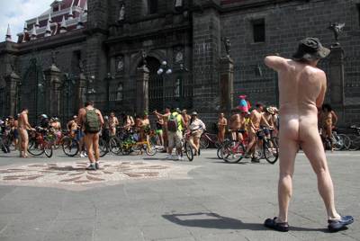 VIDEOS/FOTOS: Ciclistas desnudos toman las calles de Puebla