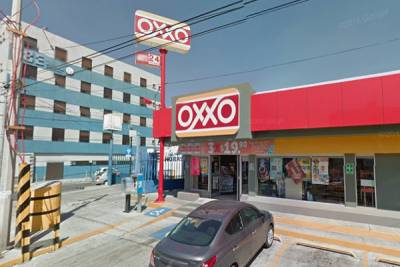 Asaltantes someten a empleados y clientes de Oxxo en Puebla