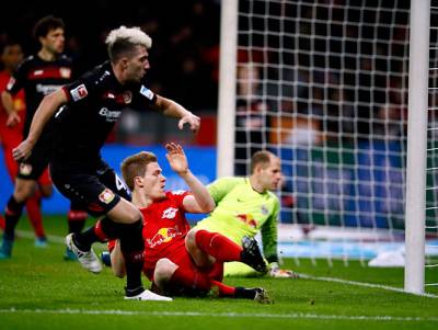 Leverkusen cayó 2-3 ante Leipzig; Chicharito sólo jugó 18 minutos