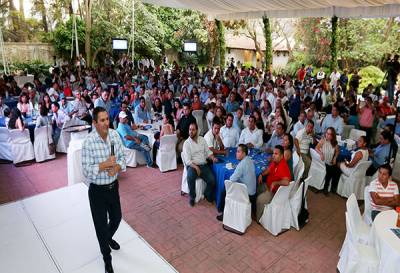 Moreno Valle se reúne en Cuernavaca con militantes panistas