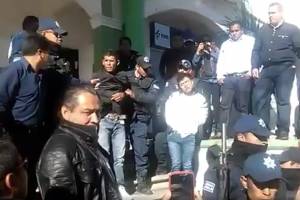 VIDEO: Golpean a ladrones al exhibirlos en alcaldía de Tlahuapan, Puebla
