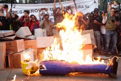 Protestan contra Donald Trump en la Embajada de EU en CDMX