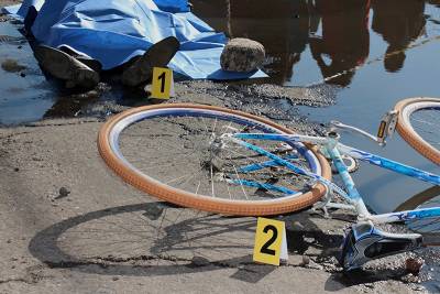 Muere ciclista al tropezar con bache frente a Plaza San Diego