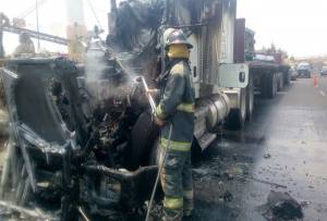 FOTOS: Tráiler se incendió en el Periférico Ecológico de Puebla