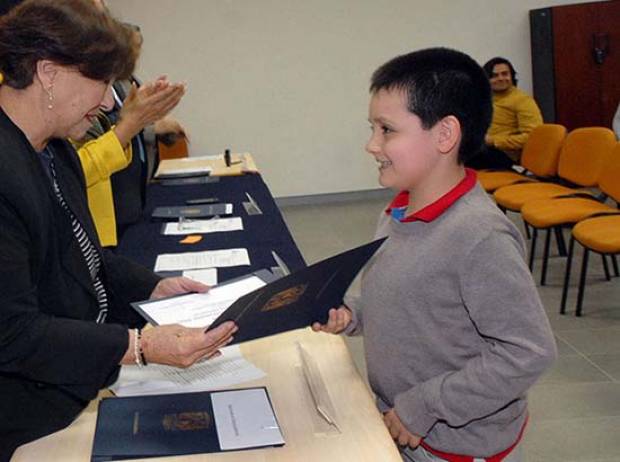 Niño genio termina diplomado en la UNAM con altas calificaciones