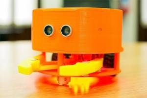Estudiantes de Puebla diseñan robot que enseña computación a niños