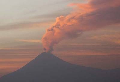 Cae ceniza del volcán Popocatépetl en la ciudad de Puebla