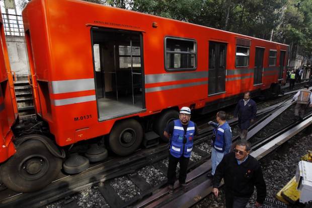 Por error humano descarrilan vagones del Metro; sin lesionados