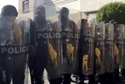 VIDEOS: Policías desalojan protesta de trabajadores de limpia en Tehuacán