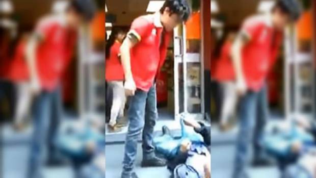 VIDEO: Empleado de Oxxo golpeó a hombre de la tercera edad