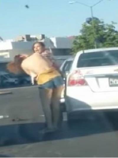 VIDEO: Surge #LadySagarpha: Golpeó y desnudó a mujer tras incidente vial