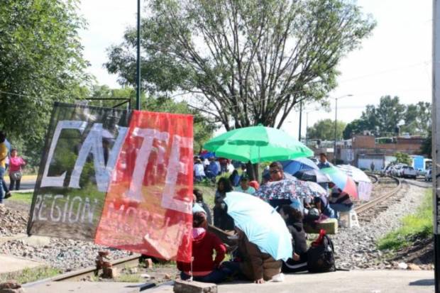 CNTE toma oficinas, casetas y vías del tren en Michoacán