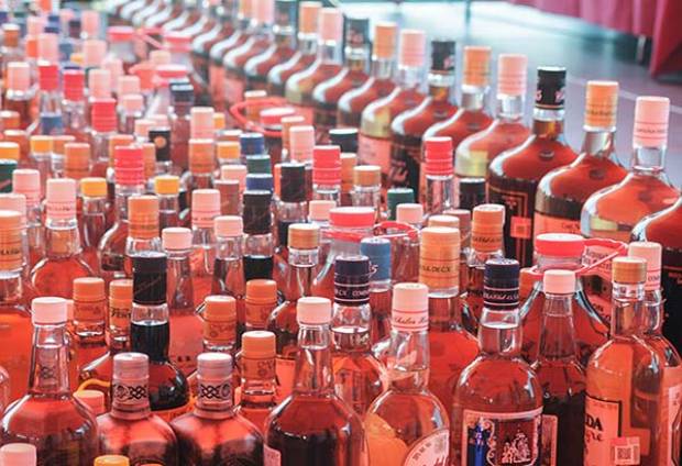 De cada 10 botellas en el mercado, 4 son de licor adulterado