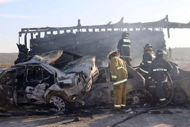 Suman nueve los fallecidos por carambola de 14 vehículos en la Puebla-Orizaba