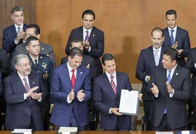 Tony Gali acude a ceremonia conmemorativa de la Constitución con EPN