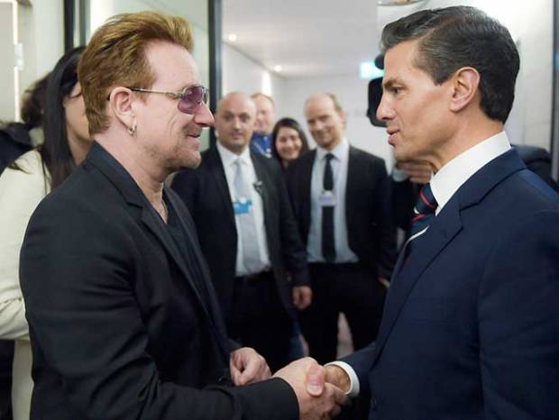 EPN saludó a Bono, líder de U2, en el Foro Económico Mundial