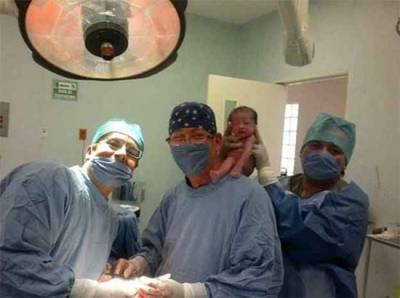 Médicos de Tlaxcala causan polémica por exhibir a recién nacido como “trofeo”