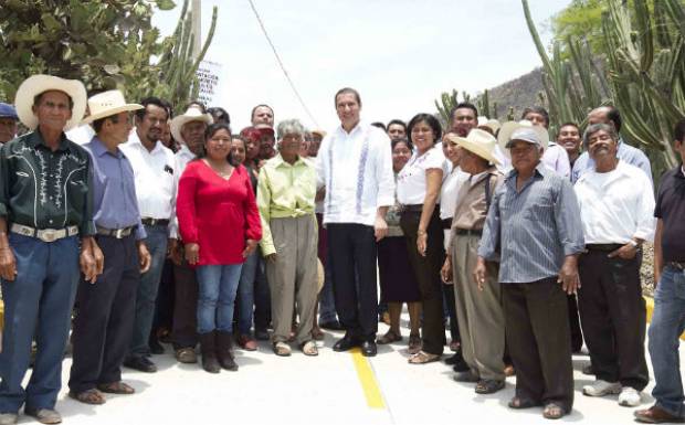 RMV supervisa modernización de obras viales y de educación en Xayacatlán
