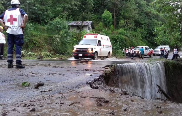 Caminos a Chicuauaxtla, Puebla, quedaron sepultados bajo toneladas de tierra: Cruz Roja