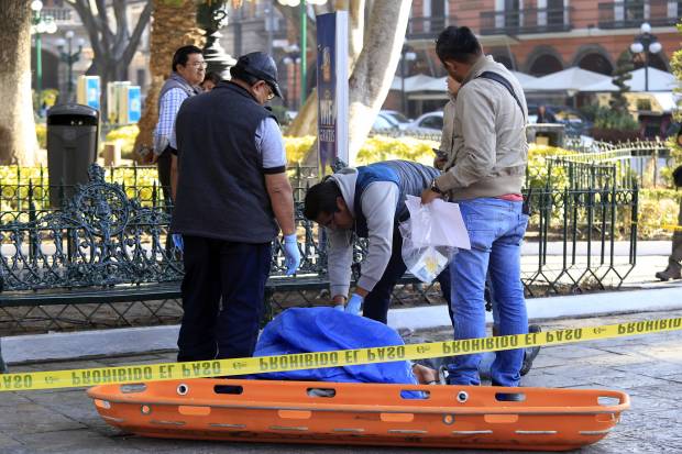 Muere indigente en el zócalo de Puebla