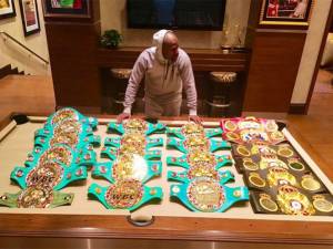 Floyd Mayweather presume títulos ganados en 19 años de carrera boxística