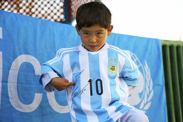 Murtaza, niño afgano, recibió playera de Messi