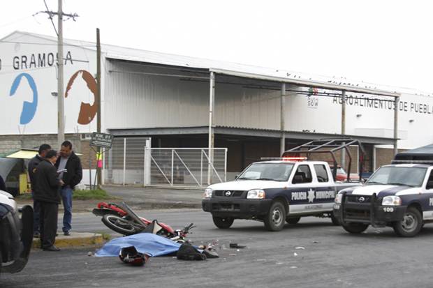 Motociclista muere al chocar contra auto en la federal México-Puebla