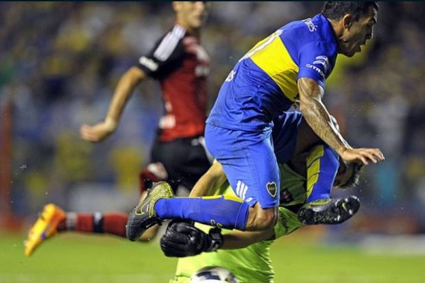 VIDEO: Carlos Tévez le reventó la mandíbula al portero de Newell´s Old Boys